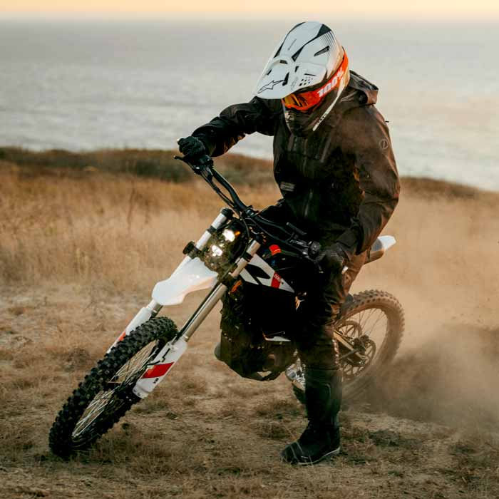 Zero Motorcycles tout terrain XB à la mer