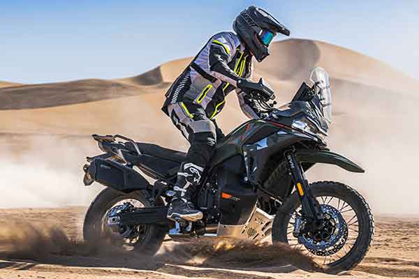 CFMoto 1000 MT-X vert dans le désert