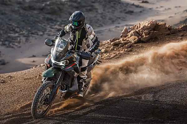 CFMoto 1000 MT-X vert action désert