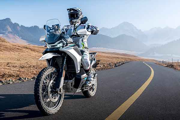 CFMoto 1000 MT-X gris sur route