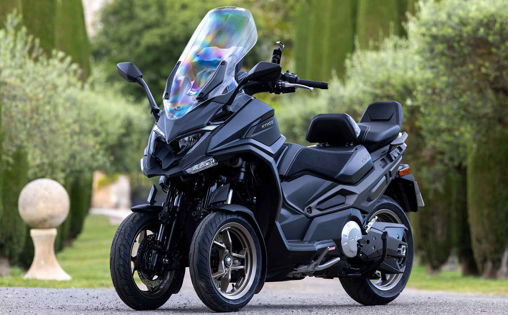 Kymco CV3 575 - scooter 3 roues au parc