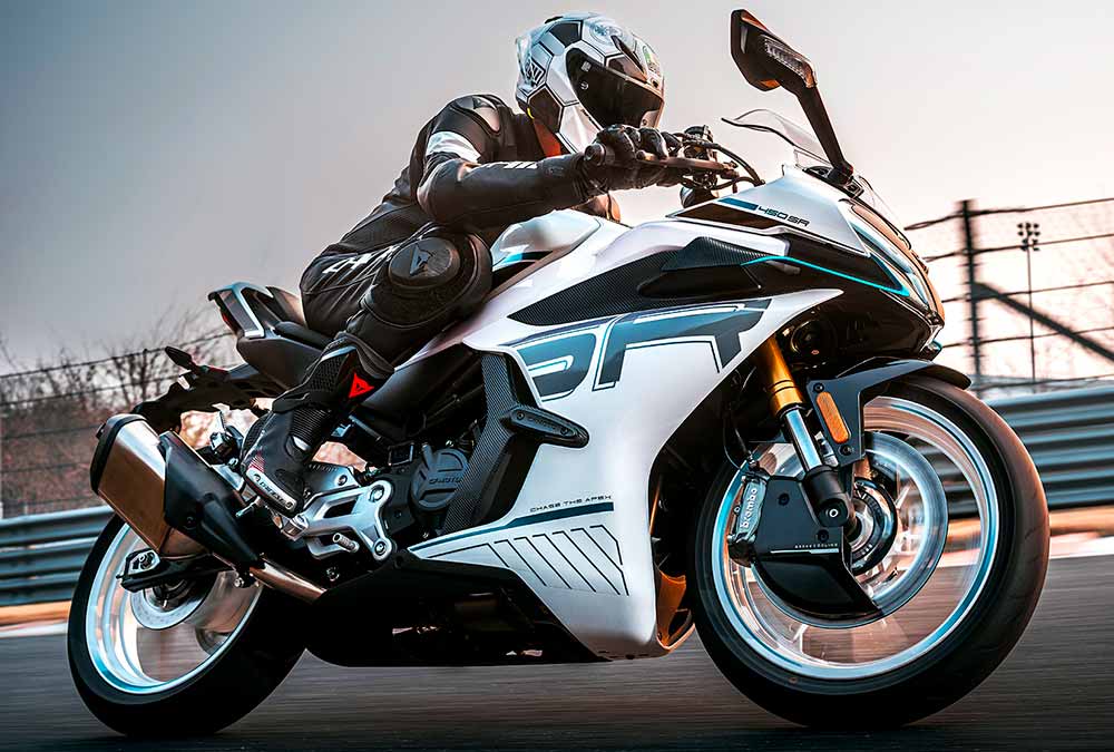 CFMoto 450 SR sur circuit CFMoto 450 SR sur circuit