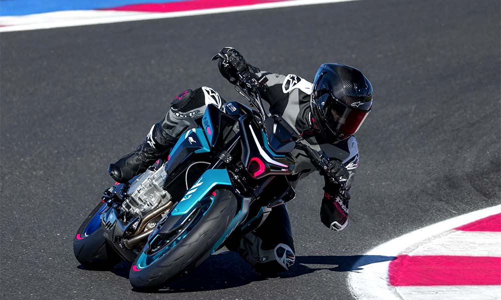 CFMoto 675 NK GP sur circuit vur frontal CFMoto 675 NK GP sur circuit vur frontal